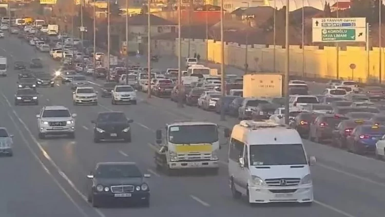 Paytaxtın bəzi küçələrində sıxlıq müşahidə olunur - SİYAHI