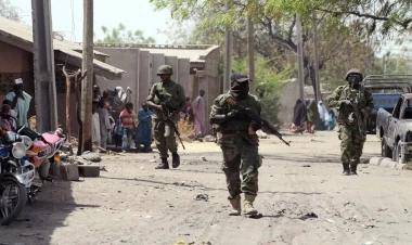 Silahlı şəxslər toy kortejinə hücum ediblər