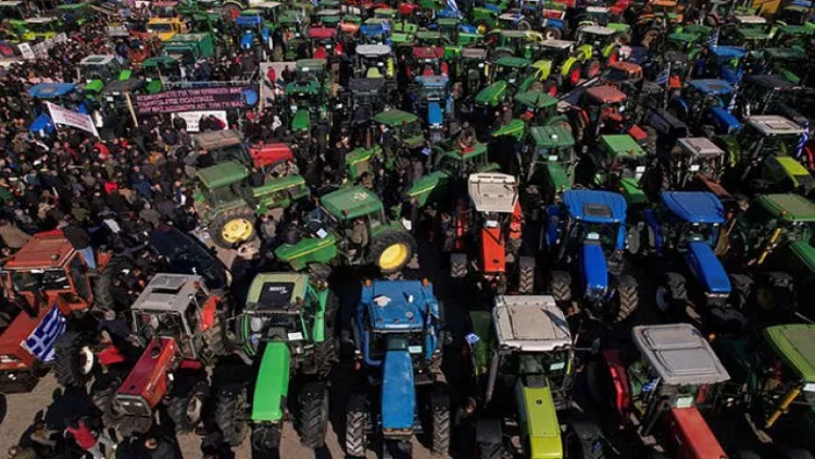 Yunanıstanda fermerlər magistral yolu bağladı