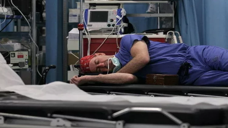 Anestezioloq cərrahi əməliyyat zamanı yuxuya getdi