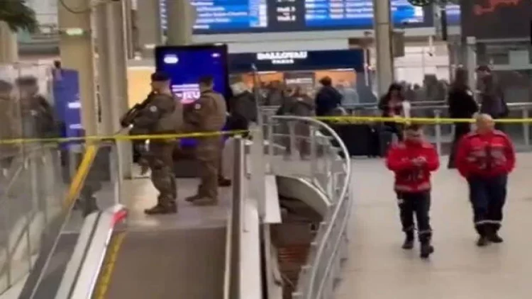 Dəmiryol vağzalında bıçaqlı hücum: Yaralananlar var - VİDEO