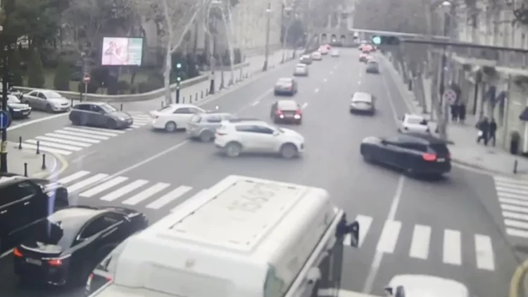 Narkotik çəkib 10-dan çox maşına ziyan vurdu - həbs edildi