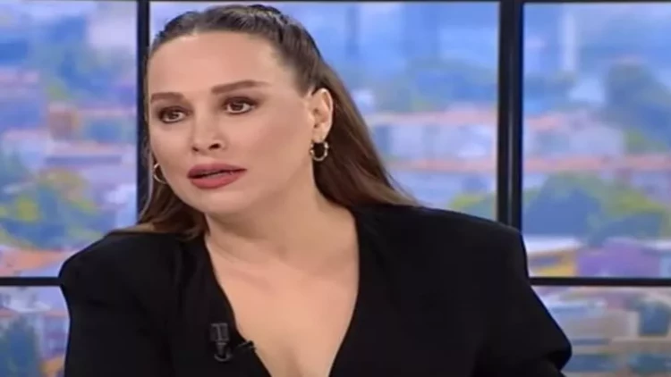 Aparıcı canlı yayım zamanı qəzəbləndi: 