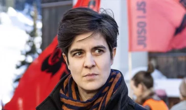 Milyarderin qızı nənəsindən qalan 25 milyon dolları tanımadığı insanlara paylayacaq