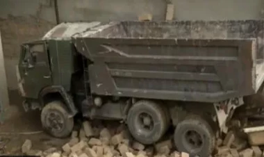 Bakıda DƏHŞƏTLİ OLAY: Yük maşını evin üstünə düşdü - VİDEO