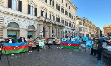 Azərbaycan icması Romada dinc etiraz aksiyası keçirib - FOTO