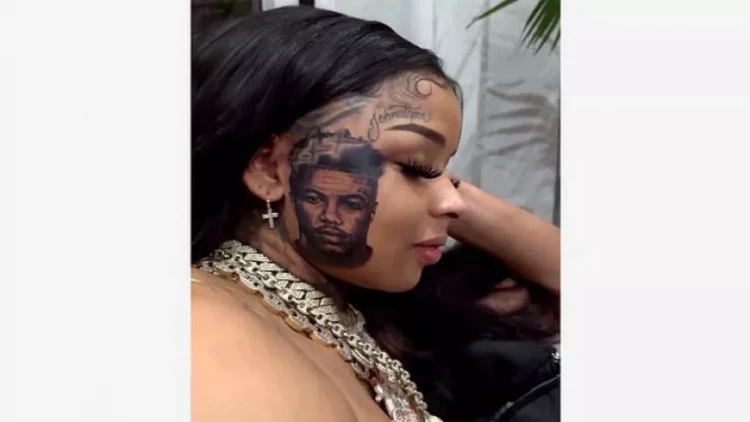 Məşhur reper həbsdəki sevgilisinin portretini üzünə döydürdü