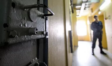 Dustaqlara telefon verən “nadzor” cinayət məsuliyyətinə cəlb edildi