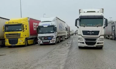 Sərhəddə gözləyən yük maşınlarının sayı...