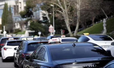 Fransada taksi sürücüləri də etiraz aksiyasına başladı