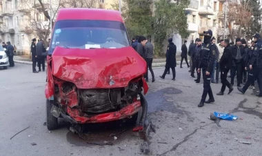 İki maşın toqquşdu, biri piyadanı vurub öldürdü - FOTO