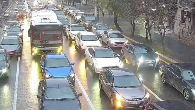 Bakının bir sıra yollarında sıxlıq müşahidə olunur - SİYAHI