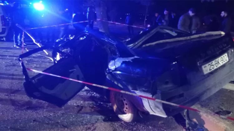 Gəncədə maşın ağaca çırpıldı, iki nəfər öldü - FOTOlar