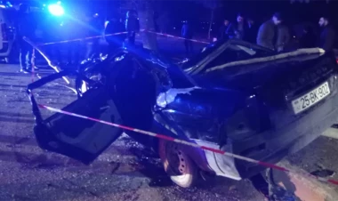 Gəncədə maşın ağaca çırpıldı, iki nəfər öldü - FOTOlar