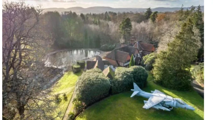 Qeyri-adi reklam: Bu evi al, döyüş təyyarəsinə  sahib ol