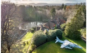 Qeyri-adi reklam: Bu evi al, döyüş təyyarəsinə  sahib ol