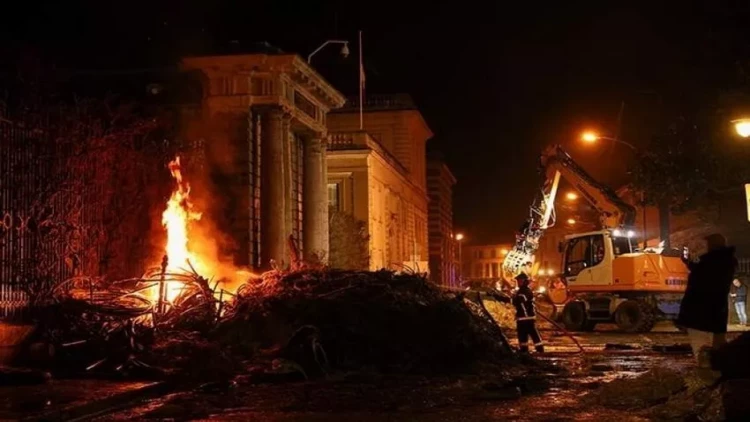 Fransada etiraz edən fermerlər gömrük idarəsini yandırıblar