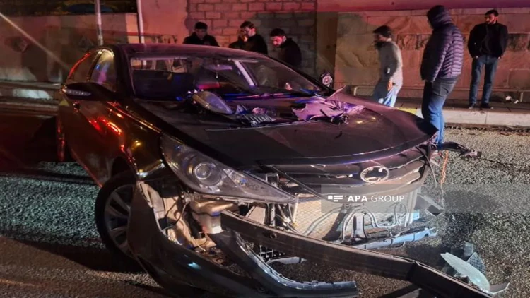 Lənkəranda avtomobil işıq dirəyini aşırıb - FOTO