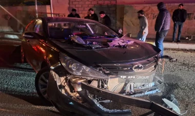 Lənkəranda avtomobil işıq dirəyini aşırıb - FOTO