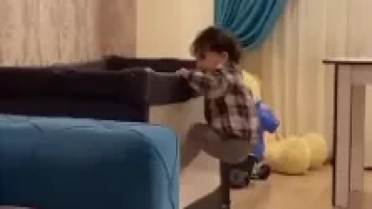 Azərbaycanda uşağın bu hərəkəti gündəm oldu - Atası ilə anasının gözü qarşısında... - VİDEO