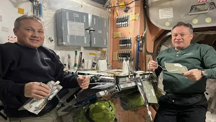 Gezeravcı kosmosda yemək yeyərkən fotosunu paylaşdı - FOTO