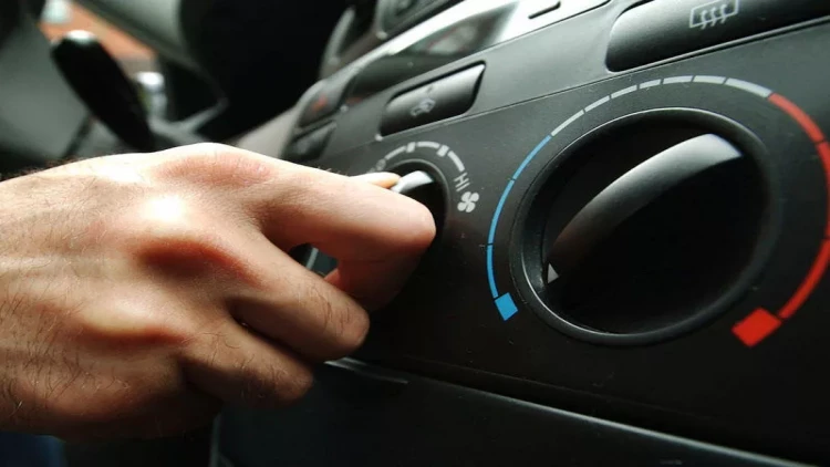 Bu görüntünü görən hər kəs təəccüb içində: Avtomobilin səsboğucu hissəsindən çıxan nədir? - VİDEO