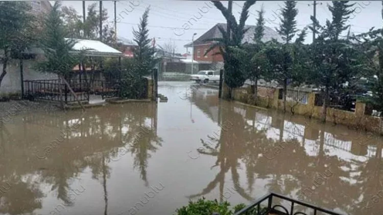 Lənkəranda Sukanal İdarəsinin həyətini su basıb