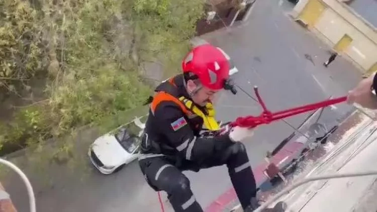 Bakıda 90 yaşlı qadın belə xilas edildi - VİDEO