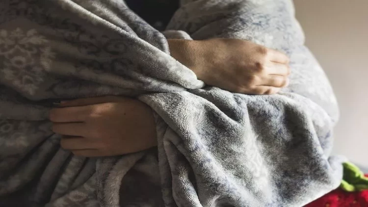 Qızdırılan yorğana bürünüb yatan təqaüdçü yanaraq öldü - FOTO