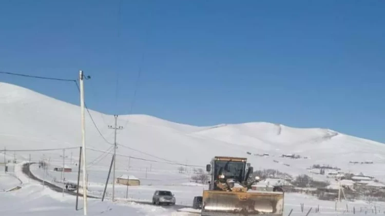 Qarlı hava şəraiti Cəlilabadda nəqliyyatın hərəkətində qismən problemlər yaradıb -  FOTO