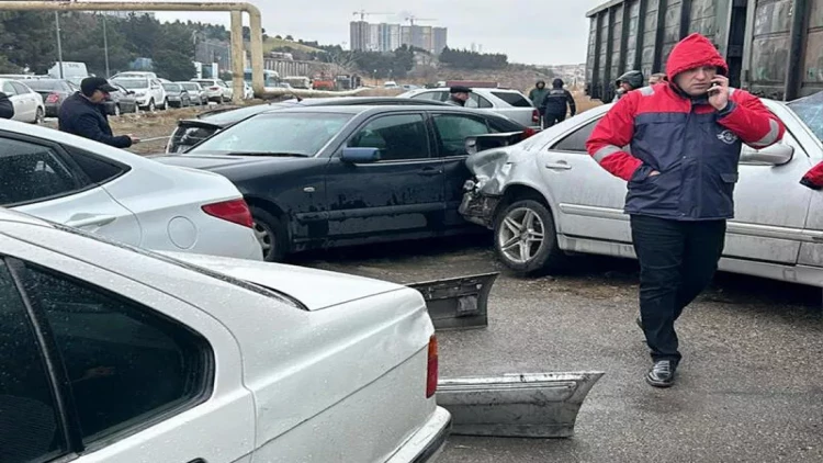 Bakıda zəncirvari qəza - 8 maşın bu hala düşdü - FOTOlar