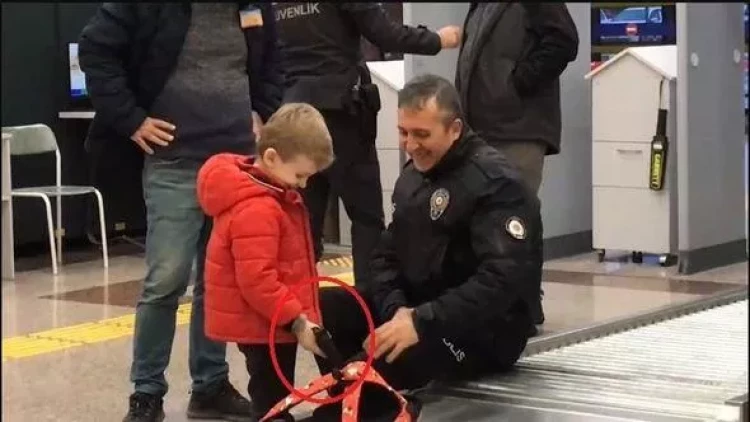 Azyaşlının çantasından “silah” çıxdı: Hava limanında polislər hərəkətə keçdi - VİDEO