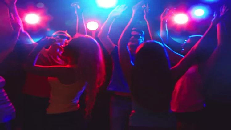 Gecə klubunda hicablı qıza görə dava - rəqs edən qızın ərinə... - VİDEO