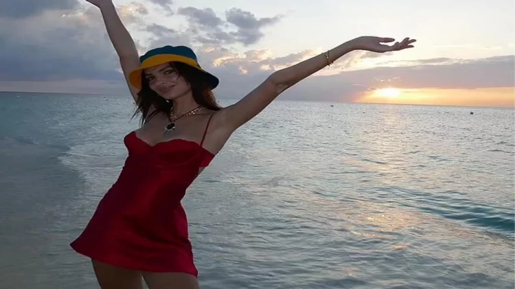 Emilidən bikinili FOTOlar