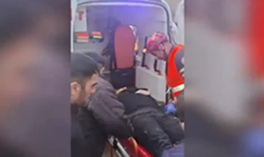 İki “Mercedes” toqquşdu, sürücü xilas edildi