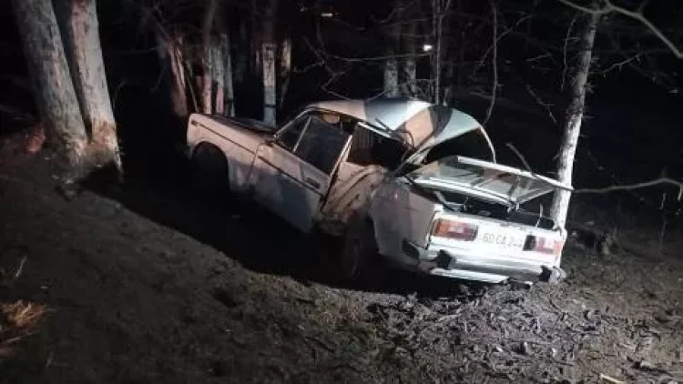 İdarəetmədən çıxan avtomobil ağaca çırpıldı