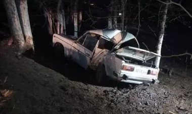 İdarəetmədən çıxan avtomobil ağaca çırpıldı