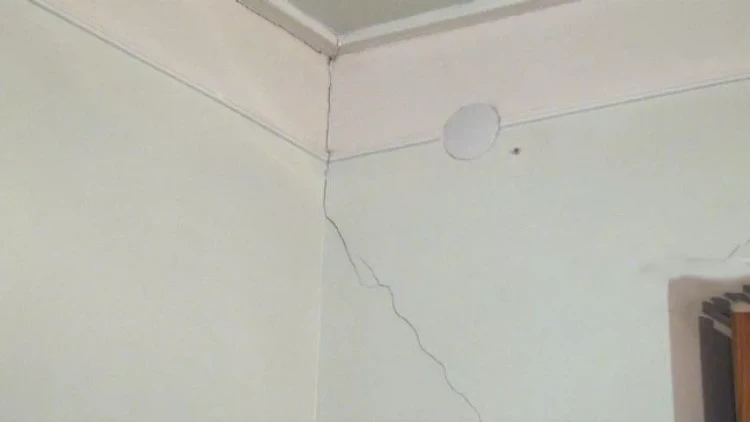 Zəlzələdən sonra evlərdə çatlar yarandı -  FOTOlar