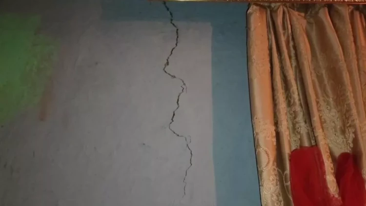 Zəlzələ Kürdəmirdə evlərdə fəsadlar TÖRƏTDİ - VİDEO