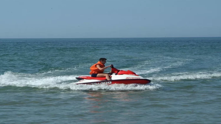 Azərbaycanlı müğənninin olduğu skuter dənizin ortasında çevrildi - Anbaan görüntülər