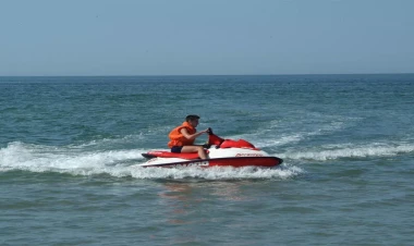 Azərbaycanlı müğənninin olduğu skuter dənizin ortasında çevrildi - Anbaan görüntülər