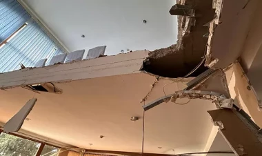 Mərasimdəki qadınlar əyləşdikləri masalarla birgə 1-ci mərtəbəyə yıxılıblar... - YENİLƏNİB - VİDEO - FOTO