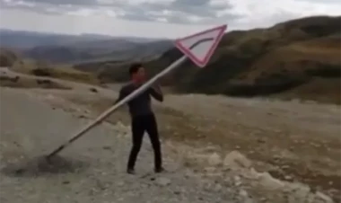 Azərbaycanda qəribə yol nişanı - 