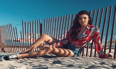 Yaxtada onu qucaqladı, mini paltarda pozalar verdi - FOTO