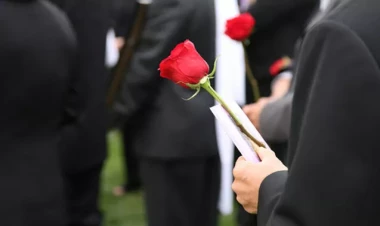 Öldürdüyü vəzifəli qadının dəfninə gedibmiş...