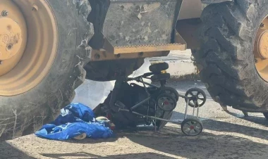 Dəhşətli qəza: Ana və körpələri maşının altında QALDI