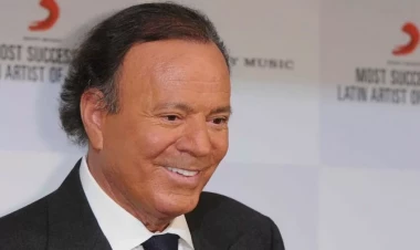 Əfsanəvi müğənni hava limanında saxlanıldı: Görün çamadanından nə çıxdı