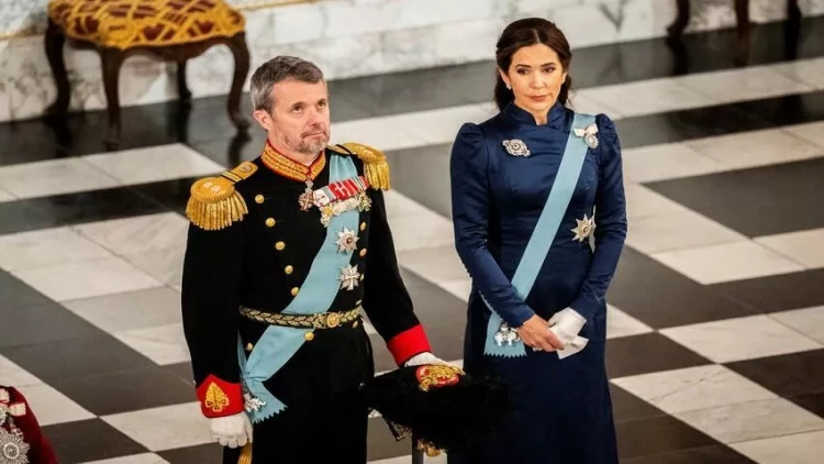 Ana 364 illik taxtı 55 yaşlı oğluna həvalə etdi