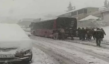 Bakıda yolda qalan avtobusun köməyinə sərnişinlər çatdı - VİDEO