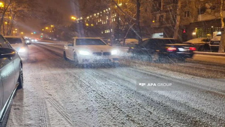 Bakıda qar avtomobillərin hərəkətinə çətinlik yaratdı - FOTOlar